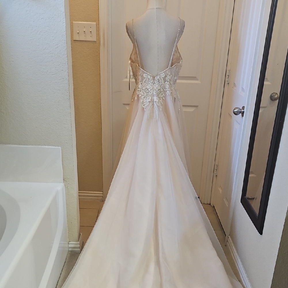 Galina Signature Elegant Beaded Plunging V  Wedding Dress Size 16W NWT - Picture 12 of 14